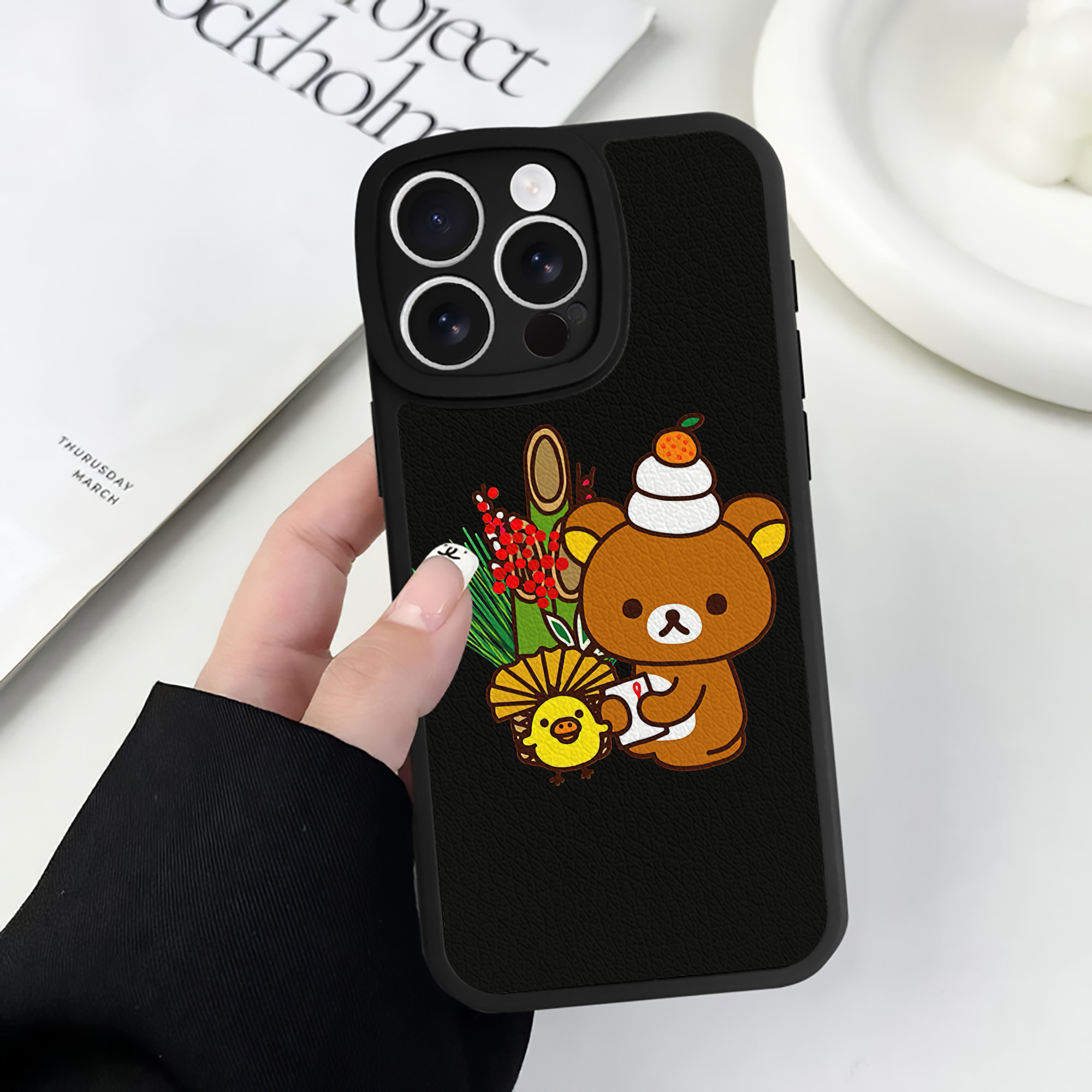 （画像用） リラックマ リラックマ キイロイトリ Rilakkuma Korilakkuma Kiiroitori 【iPhone 16シリーズ対応】シリコンスマホケース（レザー調） 材質：シリコン